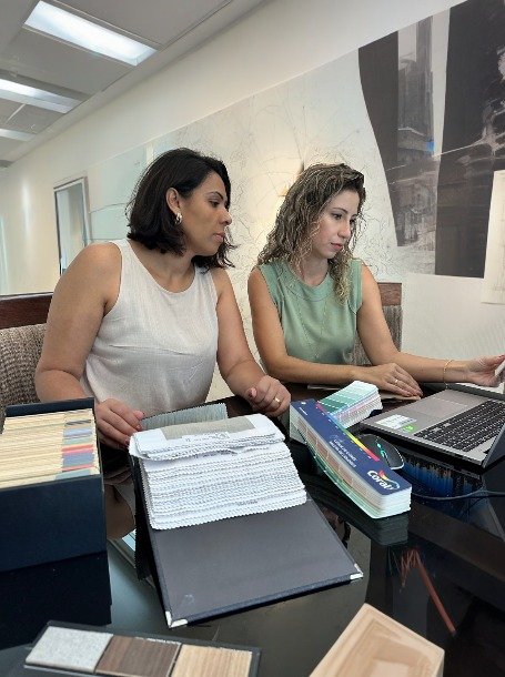 Angélica e Viviane_trabalhando_outrofundo (1)